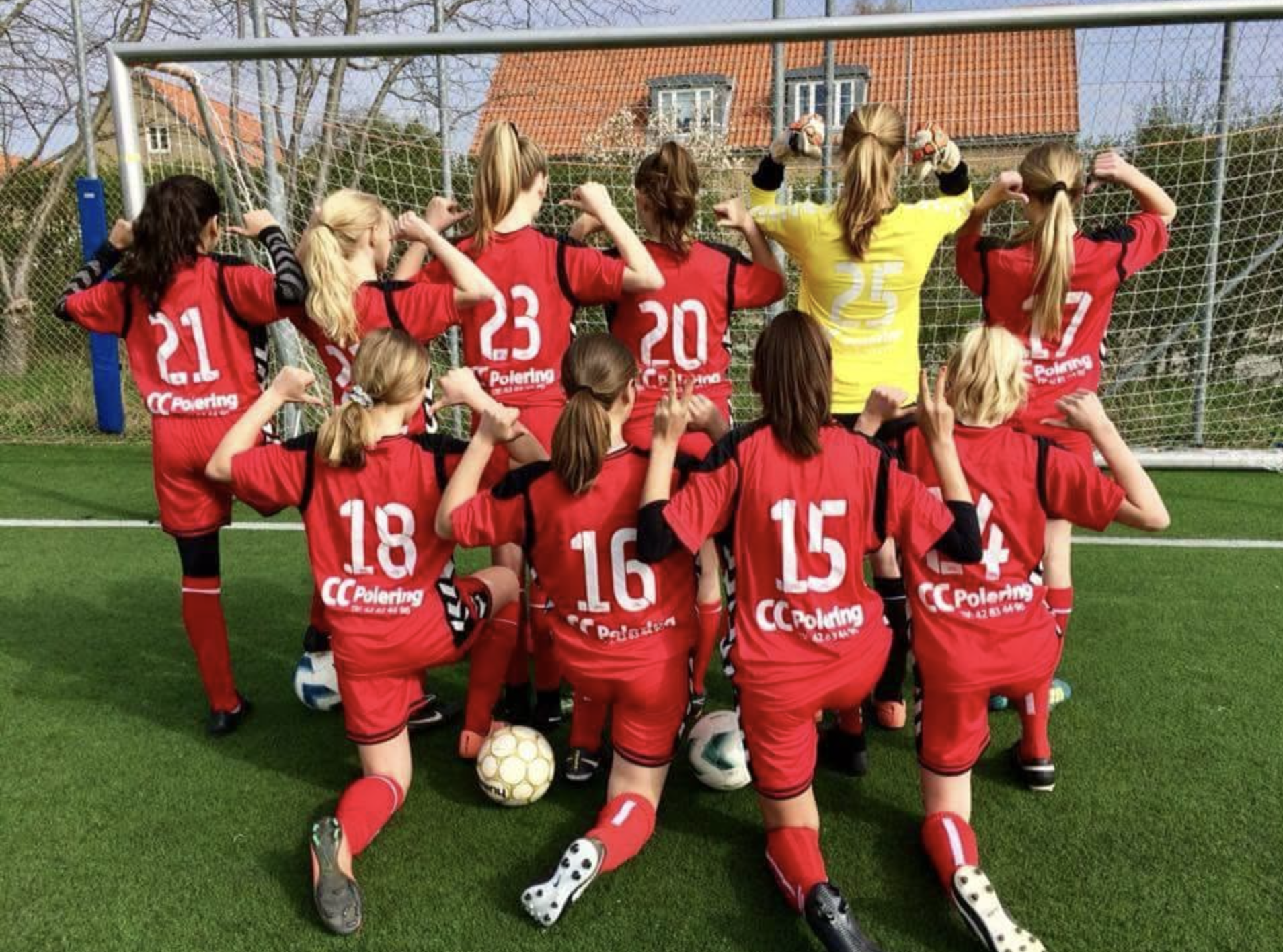 Fodboldholdet i Lystrup viser trøjerne med CC Polering som sponsor på ryggen